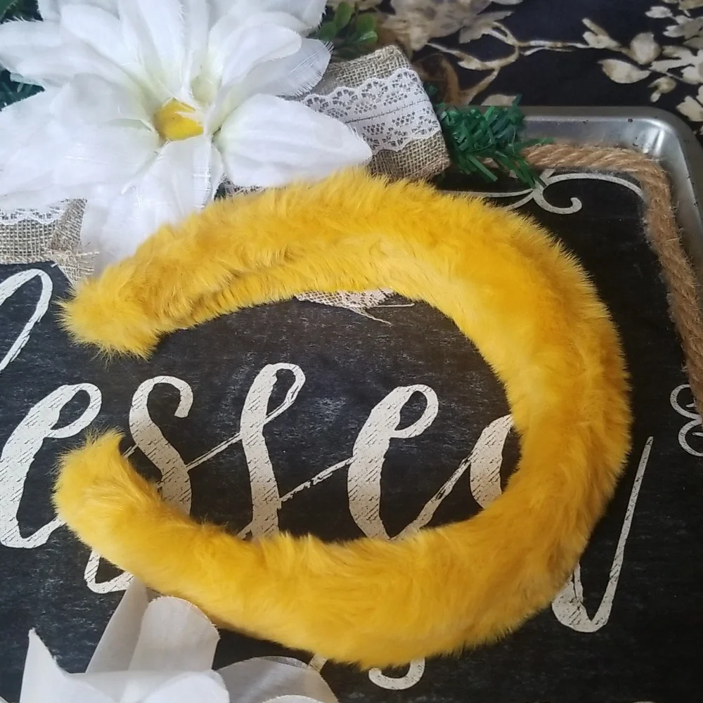 Women's/girls small fur yellow headband new never worn.